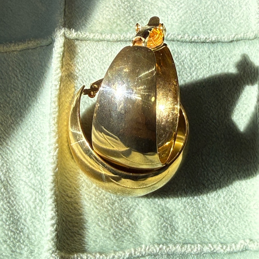 Trifari vintage clip on gold Curved Hoop Earrings - Picture 9 of 10